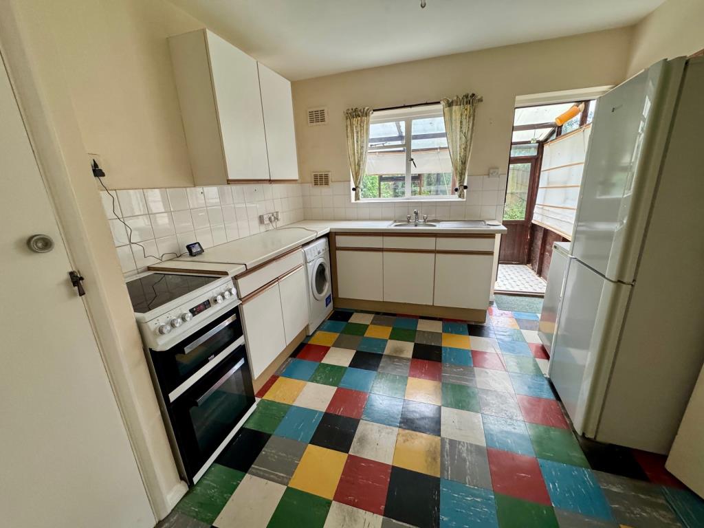 Lot: 164 - GROUND FLOOR TWO-BEDROOM GARDEN FLAT WITH SHARE OF FREEHOLD - Kitchen